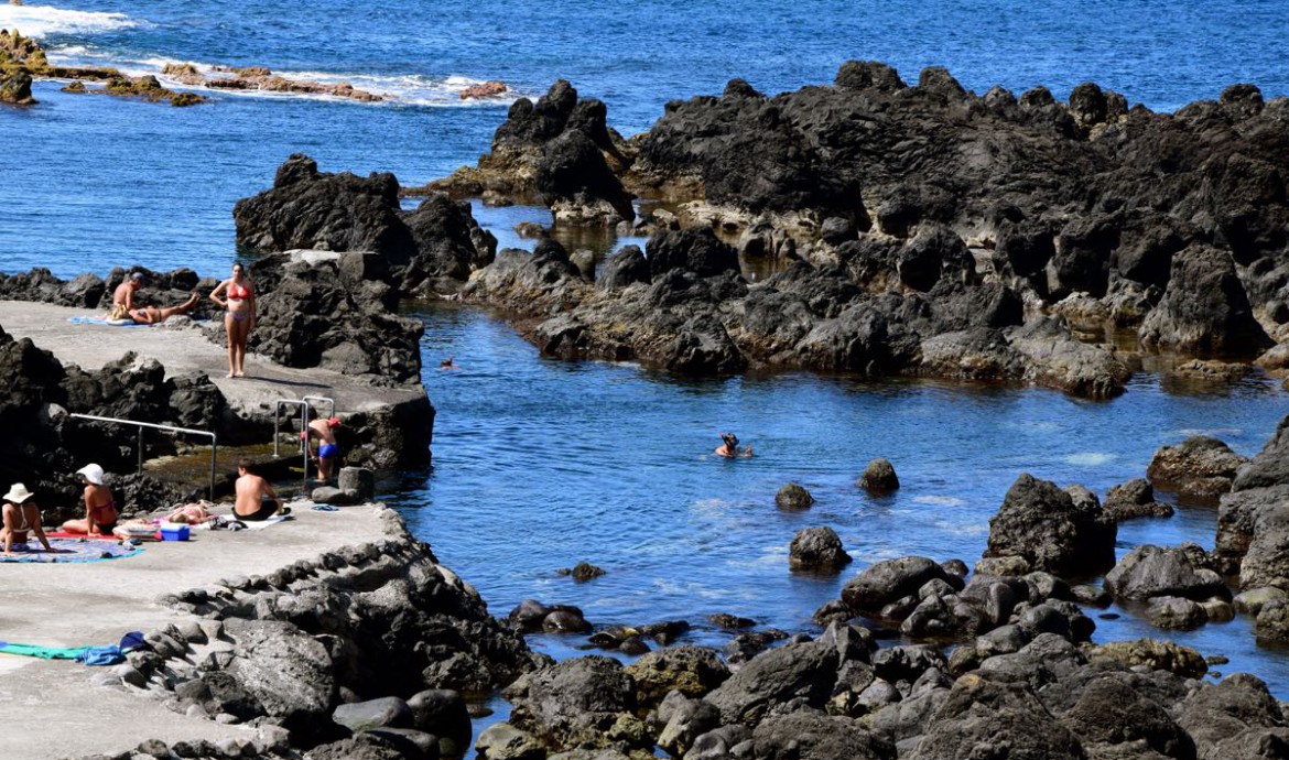 Felsbadestelle. Piscina naturais. Dort baden wir lieber als am Sandstrand.