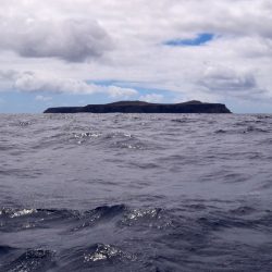 Insel mit zwei Bergen. Die Ilha Selvagem mit dem Pico da Atalaia (164 m) und dem Pico dos Tornezelos (136 m), von Norden her angesteuert.
