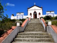 Ermida de Nossa Senhora de Fatima. 14 Treppenabsätze müssen die Gläubigen zur Kirche hinaufsteigen.