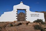 Typisch für Fuerteventura: die "Ortseingangsschilder" ...